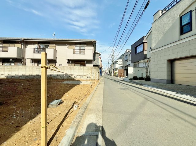 中野区若宮1丁目 全2棟 A号棟の前面道路含む現地写真|東側約4.0ｍ公道
車の往来は少なく安心の立地です