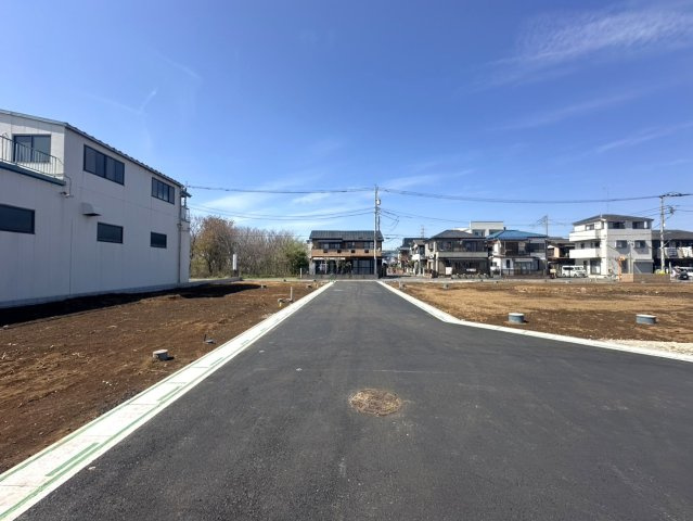 入間郡三芳町大字北永井の売地の前面道路含む現地写真