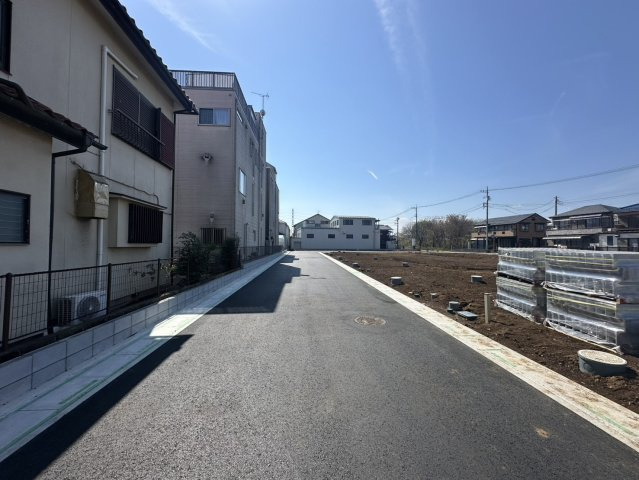 入間郡三芳町大字北永井の売地の前面道路含む現地写真