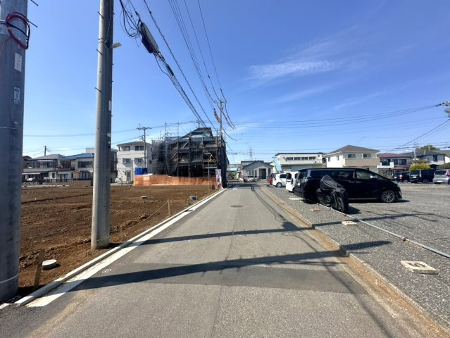 入間郡三芳町大字北永井の売地の前面道路含む現地写真
