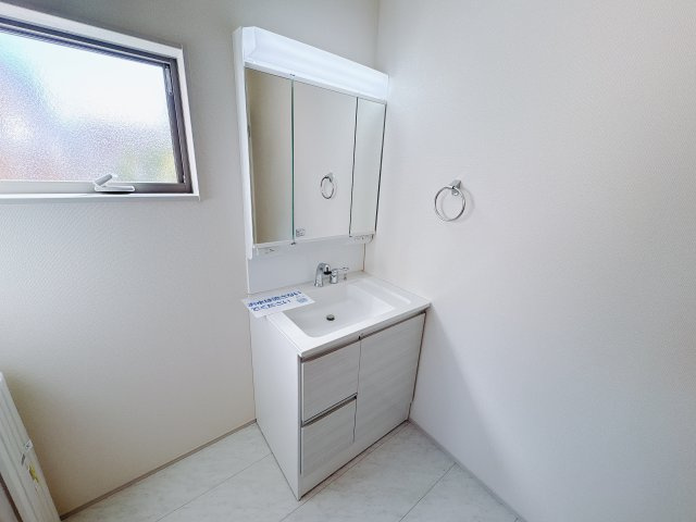 【LiveleGarden】下野市小金井 第5 全4邸の独立洗面台|〇4号棟　洗面化粧台〇
洗顔やシャワーがしやすい大容量のボウルに、リフトアップできるシングルレバーシャワー、更にくもり止め鏡、忙しい朝の準備が快適にできるように考えられた設備♪
※2026年2月撮影