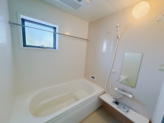 【LiveleGarden】下野市小金井 第5 全4邸の浴室|〇4号棟　浴室〇
ベンチ付きの浴槽で、気軽に半身浴。浴室乾燥機も標準で付いています。雨の日のお洗濯や、ヒートショック対策にも◎
※2026年2月撮影