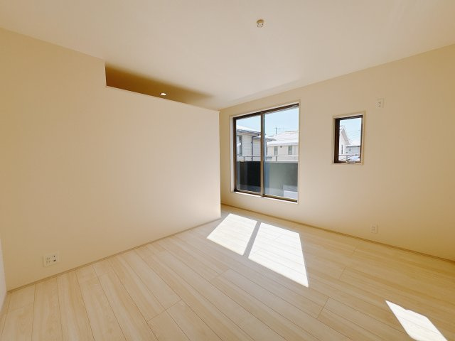 【LiveleGarden】下野市小金井 第5 全4邸の洋室|〇4号棟　2F洋室7.75帖〇
バルコニーに繋がる居室は大きなベッドを置いてもゆとりの広さがあります。大容量ウォークインクローゼット付でお部屋をより広く活用できます。
※2026年2月撮影