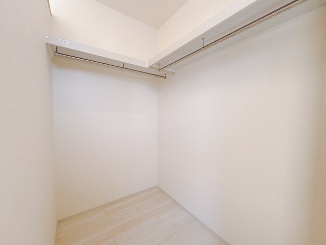 【LiveleGarden】下野市小金井 第5 全4邸の収納|〇4号棟　ウォークインクローゼット〇
主寝室にはたくさん収納できるウォークインクローゼットをご用意♪パイプや枕棚で空間を立体的に使います。衣類の種類や使用頻度に合わせ整頓できます
※2026年2月撮影