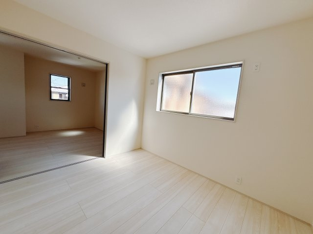 【LiveleGarden】下野市小金井 第5 全4邸の洋室|〇4号棟2F洋室5.25帖〇
2階居室にも日差しが注ぎ、心地よい空間です。扉を開けばお隣の洋室と繋がる設計。
もちろん、全居室収納完備です。
※2026年2月撮影