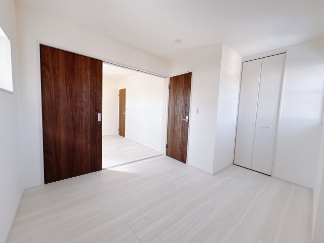 【LiveleGarden】下野市小金井 第5 全4邸の洋室|〇4号棟2F洋室5.88帖〇
扉を開放すれば11.13帖の大空間が広がります♪扉を閉めれば各個室に早変わり♪
お子様の成長に合わせてフレキシブルに使用できる洋室です。
※2026年2月撮影