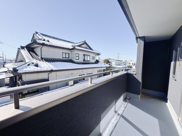 【LiveleGarden】下野市小金井 第5 全4邸のバルコニー|〇4号棟インナーバルコニー〇
南面に面したバルコニーはもちろん日当たり良好です。急な雨にも安心なインナーバルコニーです。角度の変えられる物干し受けも標準装備♪
※2026年2月撮影