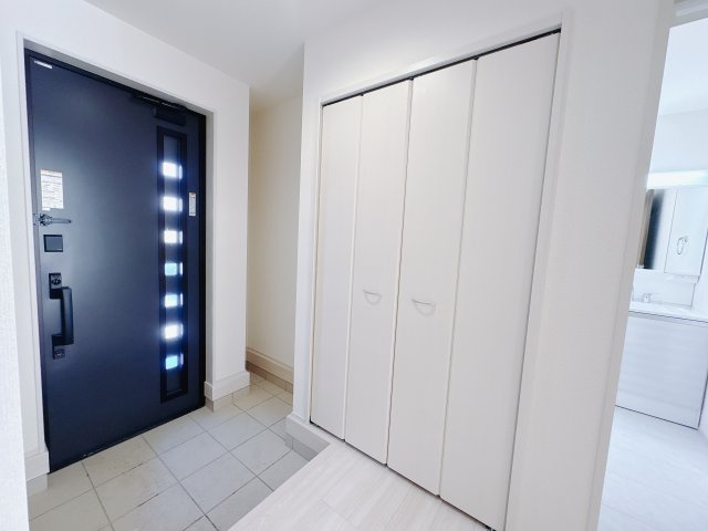 【LiveleGarden】下野市小金井 第5 全4邸の玄関|〇4号棟　玄関〇
お客様をお出迎えする玄関は、白を基調とした清潔感のあふれる空間♪高さ調節自由な可動棚付きシューズクローク完備♪お子さんの靴がこれから増えても安心な大きさです。
※2026年2月撮影