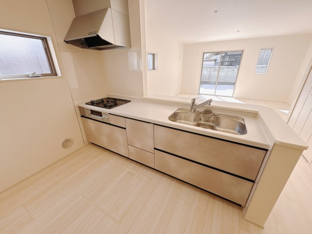 【LiveleGarden】下野市小金井 第5 全4邸のキッチン|〇4号棟　キッチン〇
開放感のある対面式キッチン 。キッチンとダイニングが近く食事の用意や片づけが楽々。見た目だけではなく使い勝手も考えた間取りとなっています。
※2026年2月撮影