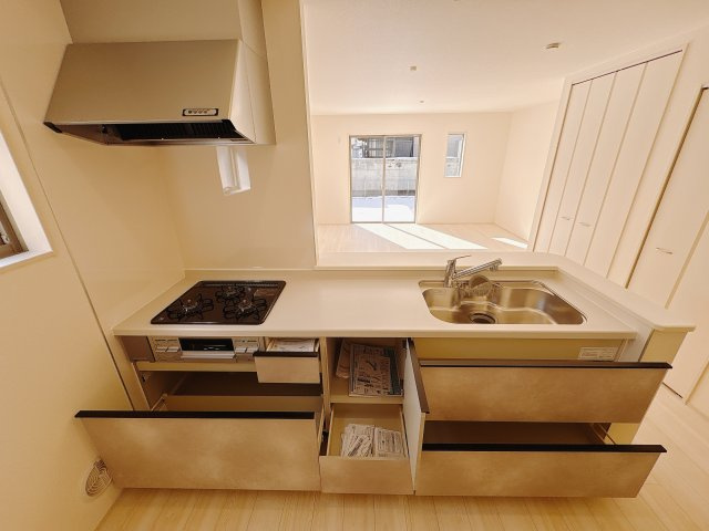 【LiveleGarden】下野市小金井 第5 全4邸のキッチン|〇4号棟　キッチン〇
大きな鍋やフライパンを収納できるスライド収納が完備されています。また、カウンターが広いので作業がしやすく、シンクやコンロなどのお手入れがしやすい仕様です。
※2026年2月撮影