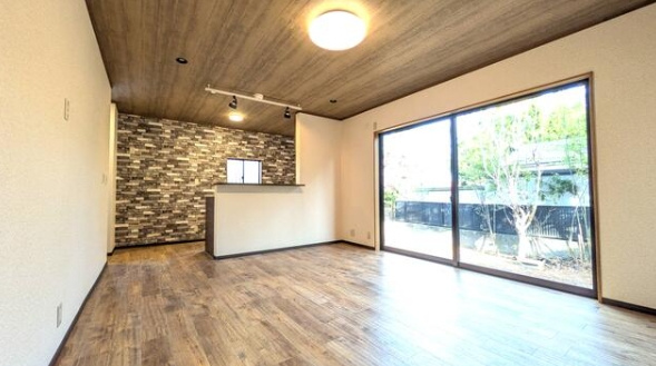 九十九里町真亀　中古戸建の居間・リビング|内外装リフォーム済み令和7年12月 敷地約70坪 駐車2台 海岸まで車約5分 システムキッチン新品