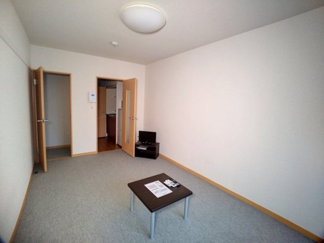 レオパレスカルモⅡの居間・リビング