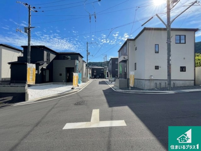 ★29(土)30(日)現地見学可能！★大津市坂本　全17邸の前面道路含む現地写真|周辺は閑静な住宅街！前面道路広々で車の出し入れも便利です。駐車が苦手な方でも安心して車庫入れできます！