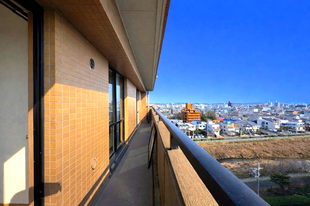 ライオンズマンション京命のバルコニー|【東側バルコニー】視界の抜けた気持ちの良い眺め