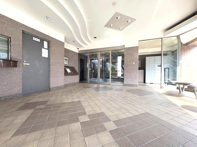 ライオンズマンション京命のエントランス|不在時に便利な宅配ボックス