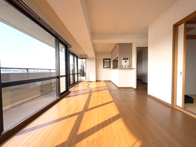 ライオンズマンション京命の居間・リビング|陽射しが心地よいLDK