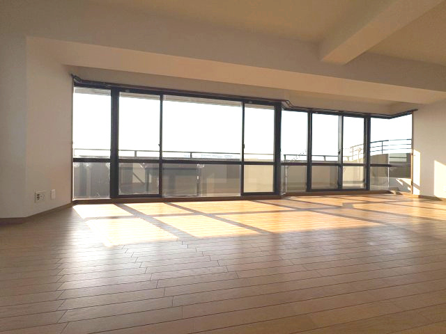 ライオンズマンション京命の居間・リビング|窓からの景色が魅力のLDK