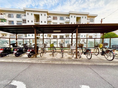 【駐輪場】 | 泉北槇塚台住宅３号棟 | 駐輪場に屋根があるので、雨の日に自転車が濡れにくく嬉しいですね♪