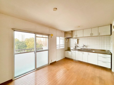 【居間・リビング】 | 泉北槇塚台住宅３号棟 | 【ダイニングキッチン】ＬＤＫ約１４．７帖！大きな窓のあるダイニングは、陽光あふれる明るい空間です！居心地良く、ご家族皆がゆったり寛げる憩いの空間となりそうです♪