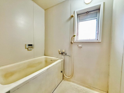 【浴室】 | 泉北槇塚台住宅３号棟 | 浴室に窓ございますよ！換気しやすくカビの発生も抑えられます♪時間短縮でシャワーだけの方も多いですが、一日の疲れを癒すため湯船に浸かれば心身ともにリラックス♪