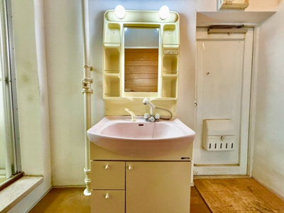 【独立洗面台】 | 泉北槇塚台住宅３号棟 | 玄関入ってすぐに洗面台があるので、帰宅後すぐに手洗いうがいが出来ます♪