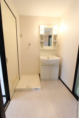 メゾン惟信の洗面所|ゆったりとスペースのある洗面所