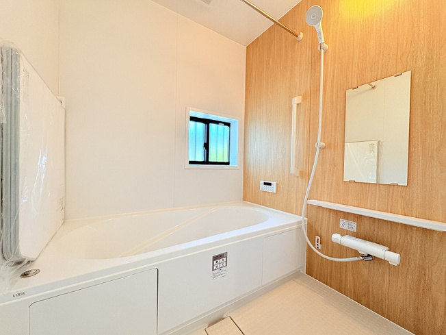 【浴室】 | 新座市石神4丁目　新築一戸建住宅　全13棟　(保谷店) | 1日の疲れを癒す広々としたバスルーム。浴室乾燥機が備わり、防カビ対策や雨の日のお洗濯にも活躍いたします。