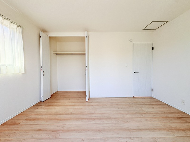 【寝室】 | 新座市石神4丁目　新築一戸建住宅　全13棟　(保谷店) | 2階7.87帖/バルコニーと繋がる開放感のあるお部屋。お布団もサッと天日干ししやすいです。
