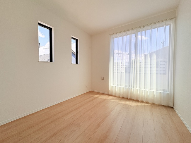 【洋室】 | 新座市石神4丁目　新築一戸建住宅　全13棟　(保谷店) | 2階5.25帖/2面採光につき暖かな陽射しが差し込みます。