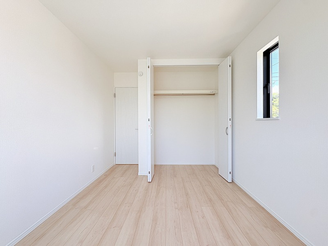 【洋室】 | 新座市石神4丁目　新築一戸建住宅　全13棟　(保谷店) | 2階5.25帖/2面採光につき暖かな陽射しが差し込みます。