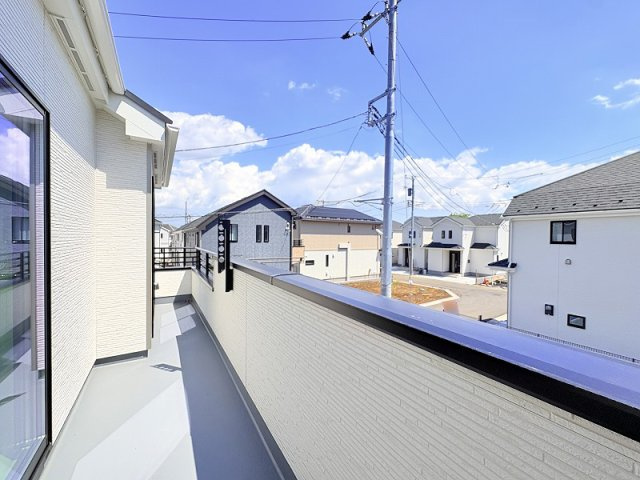 【バルコニー】 | 新座市石神4丁目　新築一戸建住宅　全13棟　(保谷店) | 陽当たり良くお洗濯に便利なバルコニー。