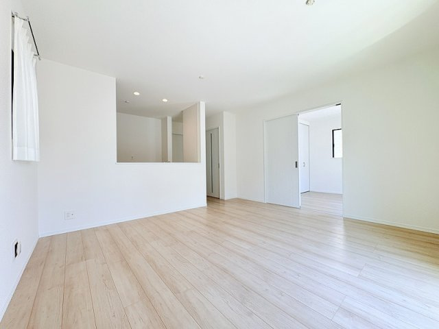 【居間・リビング】 | 新座市石神4丁目　新築一戸建住宅　全13棟　(保谷店) | 暮らしの中心となるリビングは、ご家族で心地良く過ごせる空間に。