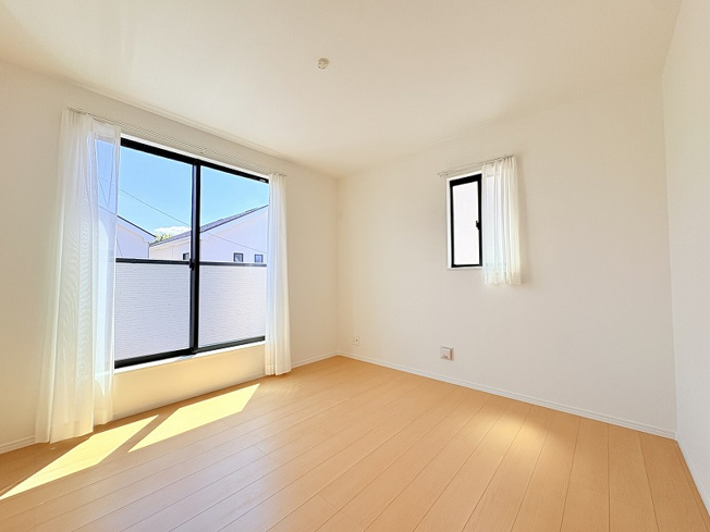 【寝室】 | 新座市石神4丁目　新築一戸建住宅　全13棟　(保谷店) | 2階6.37帖/バルコニーと繋がる開放感のあるお部屋。お布団もサッと天日干ししやすいです。