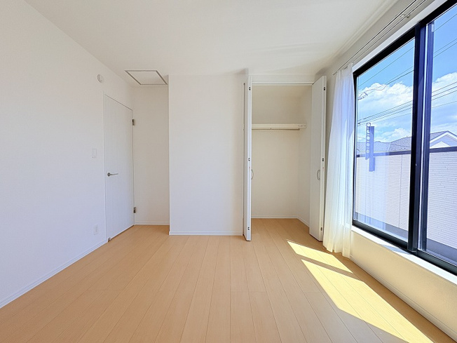 【寝室】 | 新座市石神4丁目　新築一戸建住宅　全13棟　(保谷店) | 2階6.37帖/バルコニーと繋がる開放感のあるお部屋。お布団もサッと天日干ししやすいです。