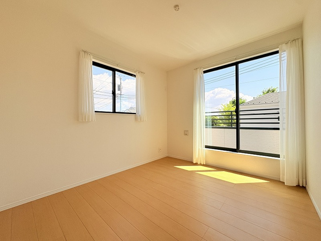 【洋室】 | 新座市石神4丁目　新築一戸建住宅　全13棟　(保谷店) | 2階5.5帖/2面採光につき暖かな陽射しが差し込みます。