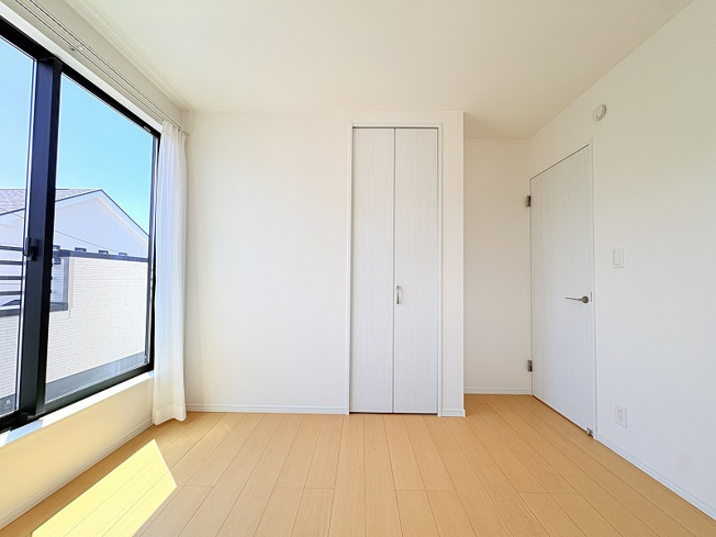 【洋室】 | 新座市石神4丁目　新築一戸建住宅　全13棟　(保谷店) | 2階5.5帖/2面採光につき暖かな陽射しが差し込みます。