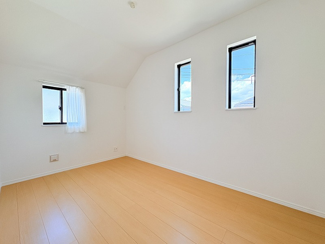 【洋室】 | 新座市石神4丁目　新築一戸建住宅　全13棟　(保谷店) | 2階5.0帖/落ち着いた色味のクロスとフローリングでほっと一息つける空間。