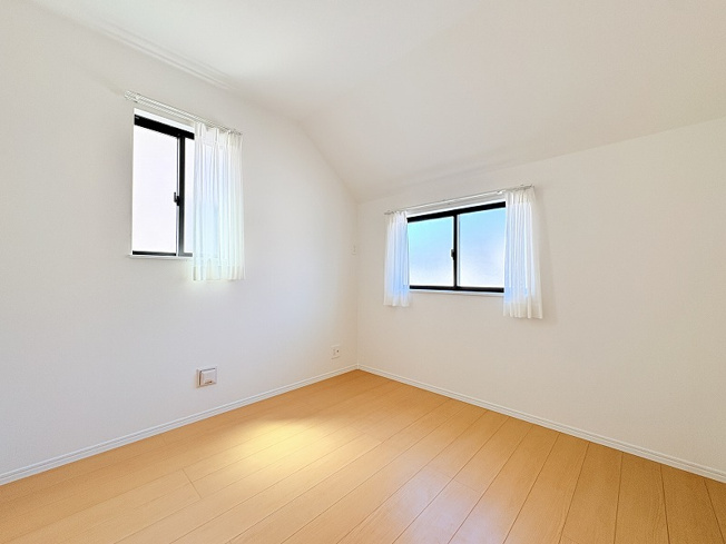 【子供部屋】 | 新座市石神4丁目　新築一戸建住宅　全13棟　(保谷店) | 2階4.5帖/全居室に収納スペースが備わりお部屋を広々お使いいただけます。