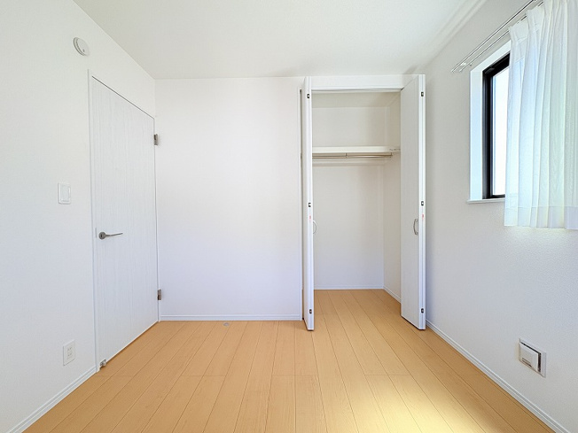【子供部屋】 | 新座市石神4丁目　新築一戸建住宅　全13棟　(保谷店) | 2階4.5帖/全居室に収納スペースが備わりお部屋を広々お使いいただけます。