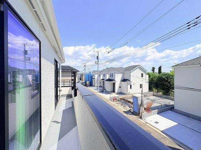 【バルコニー】 | 新座市石神4丁目　新築一戸建住宅　全13棟　(保谷店) | 陽当たり良くお洗濯に便利なバルコニー。
