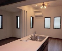 保土ケ谷区岩井町戸建の居間・リビング|対面式のキッチンで家族との会話も弾みそうですね。引き出し収納タイプのキッチンとビルトイン食器乾燥機、浄水器付です。