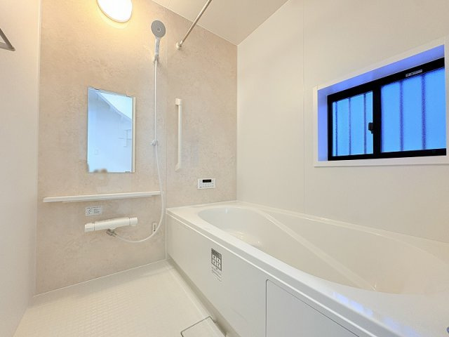 【浴室】 | 新座市石神4丁目　新築一戸建住宅　全13棟　(保谷店) | 1日の疲れを癒す広々としたバスルーム。浴室乾燥機が備わり、防カビ対策や雨の日のお洗濯にも活躍いたします。