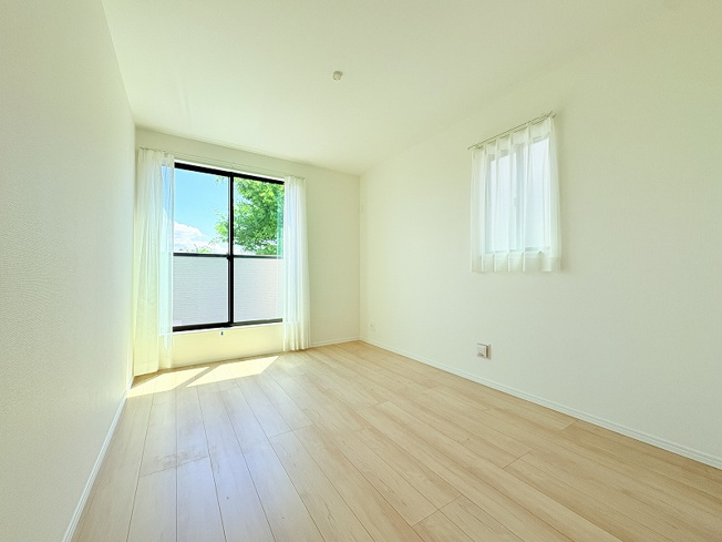 【寝室】 | 新座市石神4丁目　新築一戸建住宅　全13棟　(保谷店) | 2階6.5帖/バルコニーと繋がる開放感のあるお部屋。お布団もサッと天日干ししやすいです。