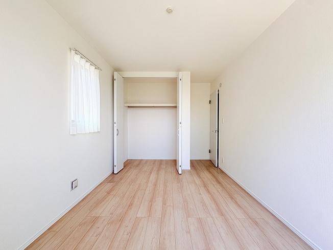 【寝室】 | 新座市石神4丁目　新築一戸建住宅　全13棟　(保谷店) | 2階6.5帖/バルコニーと繋がる開放感のあるお部屋。お布団もサッと天日干ししやすいです。