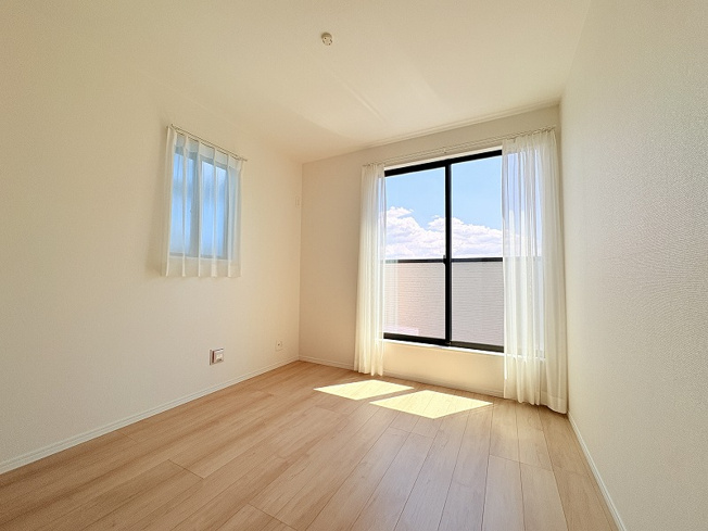 【洋室】 | 新座市石神4丁目　新築一戸建住宅　全13棟　(保谷店) | 2階5.25帖/2面採光につき暖かな陽射しが差し込みます。