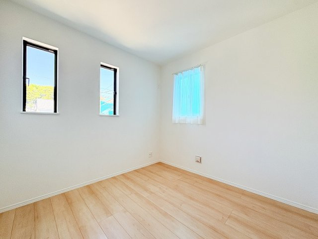 【子供部屋】 | 新座市石神4丁目　新築一戸建住宅　全13棟　(保谷店) | 2階4.5帖/全居室に収納スペースが備わりお部屋を広々お使いいただけます。