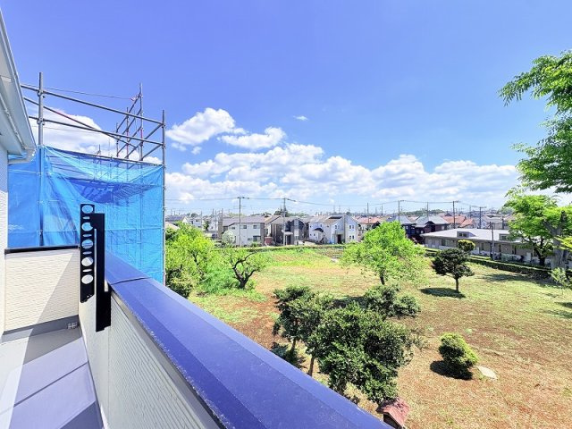 【バルコニー】 | 新座市石神4丁目　新築一戸建住宅　全13棟　(保谷店) | 2居室から出入りでき、お洗濯に便利なバルコニー。