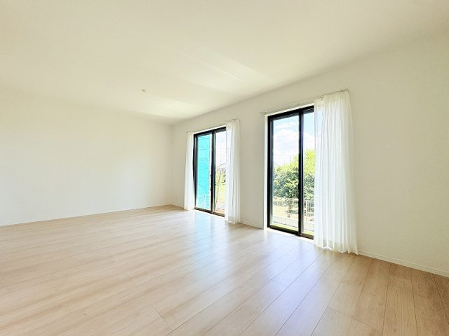 【居間・リビング】 | 新座市石神4丁目　新築一戸建住宅　全13棟　(保谷店) | 広々としたリビングはソファーなどの家具もラクラク置くことができます。