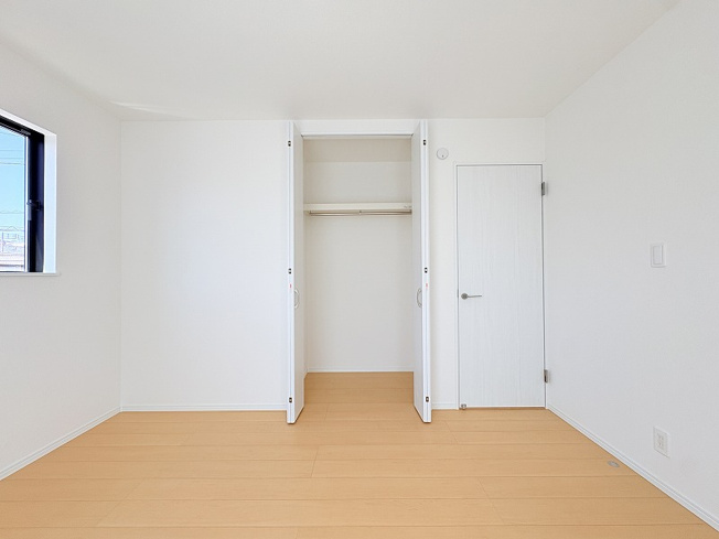 【寝室】 | 新座市石神4丁目　新築一戸建住宅　全13棟　(保谷店) | 2階6.0帖/バルコニーと繋がる開放感のあるお部屋。お布団もサッと天日干ししやすいです。
