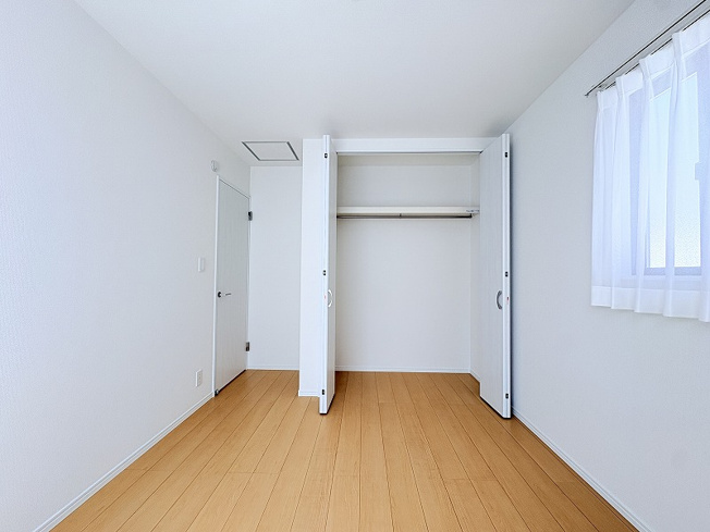 【洋室】 | 新座市石神4丁目　新築一戸建住宅　全13棟　(保谷店) | 2階5.25帖/2面採光につき暖かな陽射しが差し込みます。